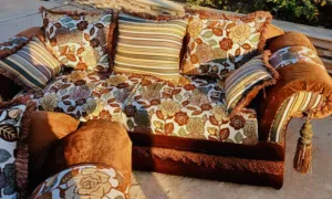 للبيع طقم كنب خليجي (بني عسلي) بحالة شبه جديدة - استعمال حِشم