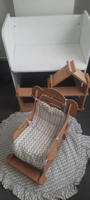 تخت Mext to me  و كرسي ورف على شكل بيت