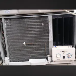 مكيف ويندو سبليت طن ونص وجفافات وجهاز مشي وطاول طعام سرير اطفال