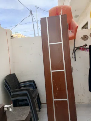 ابواب المنيوم و خشب و زجاج و حديد العدد خمس ابواب للبيع داخل العقبة