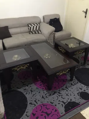 طقم طاولات خشب تفصيل ثقيل بحالة ممتازة ممتازة