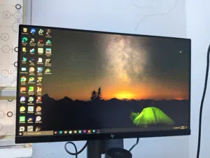 شاشة hp للبيع نضيفه ما بيها اي عطل شغاله والصور موضحة كل الازرار والفتحات البيها انا رابطها على الpc