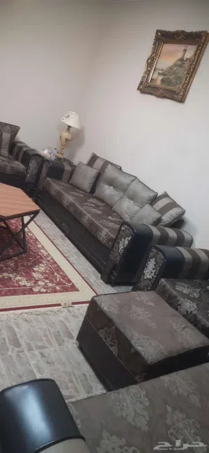 طقم كنب ثقيل للبيع مع طاولتين جانبية