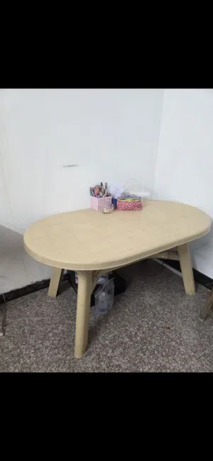 ميز طعام مستعمل