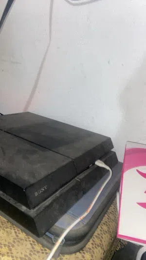 سوني 4 للبيع معاه 2يده ومعاه أسلاكه