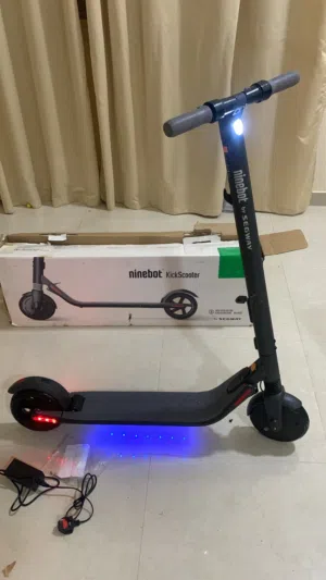 سكوتر كهربائي من شركة. Ninebot ,ملاحظة الاسكوتر غير مستدخم