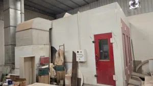 فرن صباغة سيارات مع ادوات الصباغه والسمكره بالكامل وبعض عدد المكانيكا للسيارات