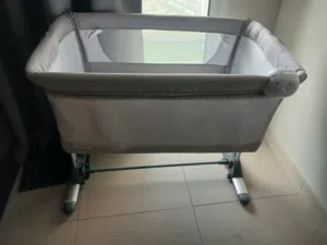 سرير أطفال جانبي (Bedside Crib) بحالة ممتازة