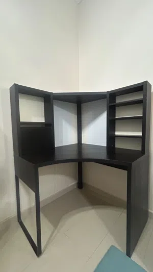 طاولة مكتبيه