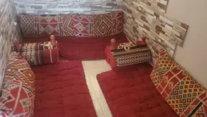 مجلس بدوي احمر راقي شبه نظيف