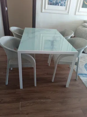 للبيع طاولة طعام + 4 كراسي
