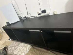 طاوله تلفزيون للبيع بغرض السفر