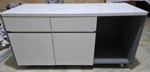 Sideboard in very good condition and veavy quality.
