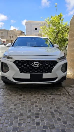 المواصفات / المزايا : لون ابيض ثلجي + تحكم كامل + شاشه + رادار أمامي  + مكيف + مانع انزلاق + دبل كام