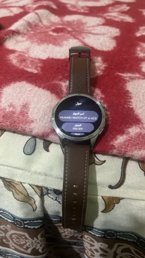 الصورة ساعة Huawei Watch GT 4 الذكية، وتحديداً إصدار الـ 46 ملم الذي يتميز بهيكل فضي وسوار جلدي بني