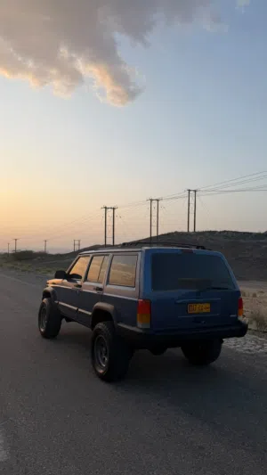 جيب شروكي 2000