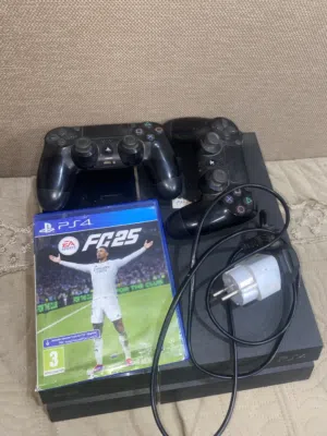 بلاستيشن 4 pro مستعمل و دراعين و لعبه fc25