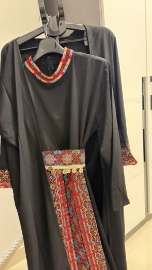 ثوب فلسطيني من الأردن نوعية ممتازة مكون من قطعتين القطعة الأولى ثوب كم طويل كامل و القطعة الثانية