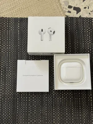 AirPods 4 سماعات استعمال نظيف