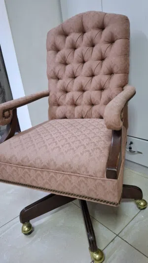 كرسي دوار أنيق بحالة ممتازة و ستارة بيج