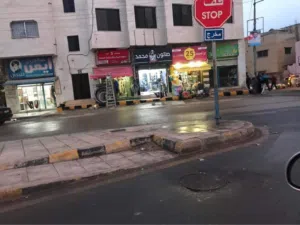 للإيجار  محل تجاري مقابل مجمع سفريات مادبا الرئيسي- بدون خلو