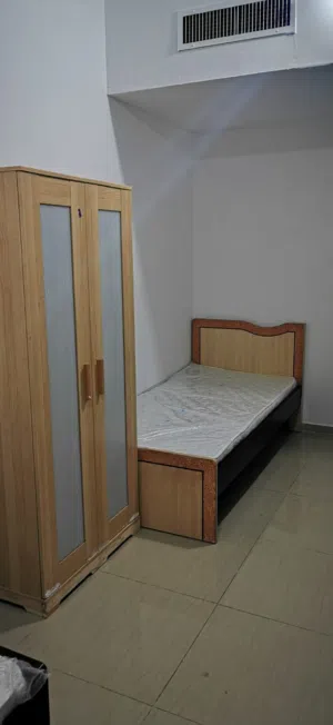 سرير للايجار لشاب عربي