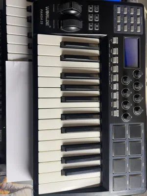 WORLDE Banda Controller 25 - key MIDI Keyboard Controller - حالة ممتازة