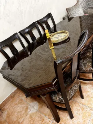 طاولة سفره كبيره مع  6 كراسي منجدين ضغط عالي