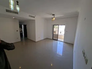 السابع ـ شقه فارغه للايجار مناسبه جدا لعرسان