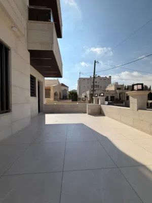 شقة طابق ارضي مع ترس وكراج خاص في أجمل مناطق منطقة البنيات / خلف مديرية الأمن العام