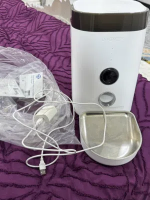 جهاز تغذية الحيوانات بواسطة تطبيق التحكم عن بُعد مع وظيفة جدولة التغذية وتصميم مانع لانسداد الطعام