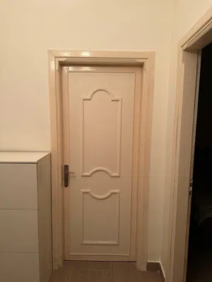 ابواب داخليه خشب  مستعمله  لون ابيض