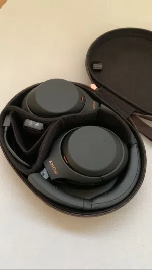 سماعات sony xm4 اصلية شبه جديدة مع علبتها صوت رائع و بطارية تستحمل اسابيع
