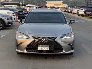 لكزس ES350 موديل 2019 مواصفات خليجية فل اوبش فتحة سقف عداد 111000km بحالة ممتازة جاهزة للاستخدام