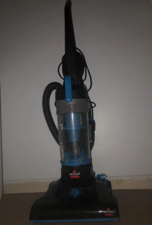 مكنسة كهربائية من ماركة Bissell