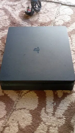 سلام عليكم PS4 شبه نضيف استعمل نضيف جهاز اصلي