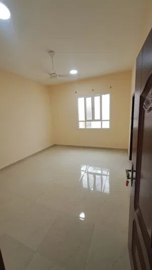 غرفة  و حمام غير مفروش السعر شامل الفواتير كهرباء و انترنت ومياه المعبيلة 8 امام مركز السلامة الطبى