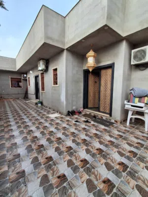 فيلا للبيع في طريق النهر حي قطر مخطط الجهمي مساحة الأرض 500متر ومسقوف 375متر علي شارعين