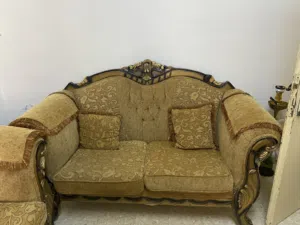 طقم كنب 9 مقاعد  وبرداية و3 طاولات صغار للبيع