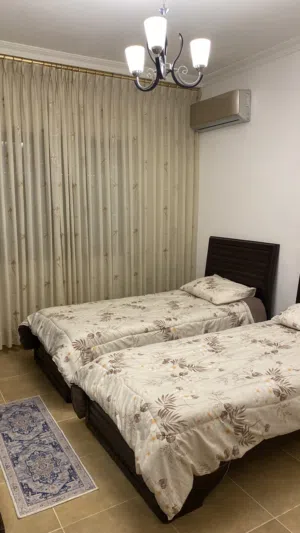شقه مفروشه فاخره جدا للايجار في ضاحيه الرشيد الشقه متاحه للحجز بعد 30/8