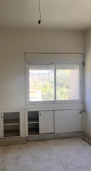 5 شبابيك الومينيوم وباب عدد 2 الومينيوم أبيض مع مونوبلوك للبيع مفكوكين