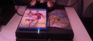 PS4 شغال بحالة جيدة مع جهاز ولعبتين فيفا