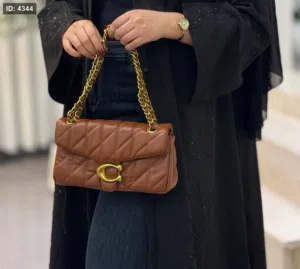 إذا كنتِ تبحثين عن الأناقة التي لا تبطل موضتها، فشنط Coach هي الخيار المثالي لكِ