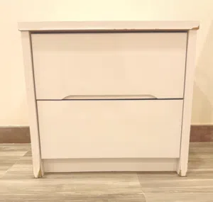 طاولة جانبية للسرير