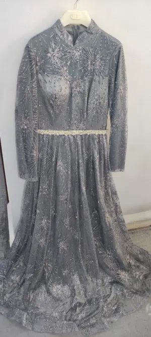 فستان خطوبة/ حفلة فضي مستور طويل