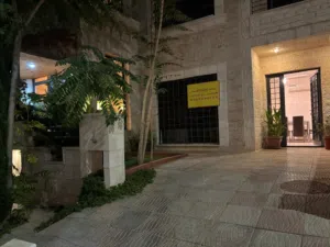 شقة ارضية مفروشة وفاخرة في ضاحية الامير راشد للايجار السنوي ((فقط))