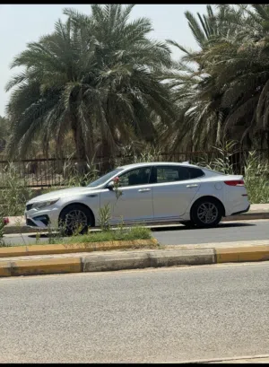 كيا اوبتيما امريكي للبيع حادث جدا بسيط ما بيهه ضربه السياره ليبل واحد كلشي ما مبدل بيهه رقمهه مميز