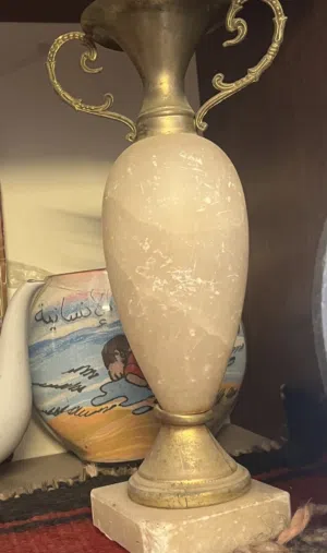 مزهريات عدد 2 نحاس ورخام قديم سعر الثنتين 25 دينار حجم كبير مش صغار