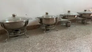 “طقم سخانات بوفيه ستانلس كامل للبيع — نظيف جدًا وسعر ممتاز