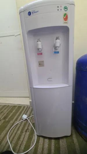 مبرد ماء ثلاجه . مستعمله . شبه جديده . ولاكن مقبض الماء الحار ينقط ماء